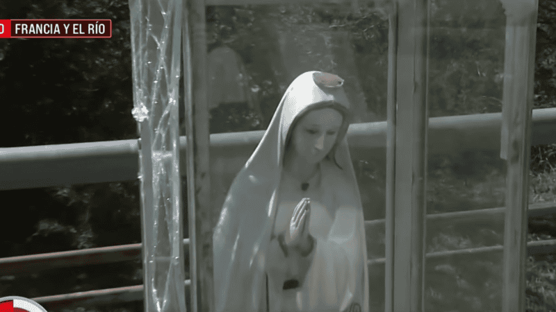 Las cámaras exhibieron en detalle cómo la Virgen quedó expuesta tras el accionar de los responsables.