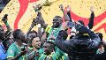 Sadio Mané (C) y jugadores de Senegal celebran con el trofeo tras ganar la final de la Copa Africana de Naciones 2025.