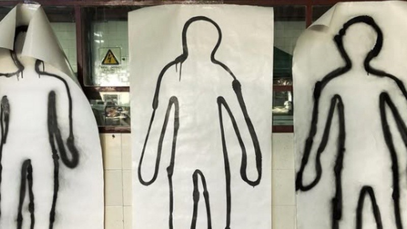 Siluetas realizadas con stencil por la Memoria, Verdad y Justicia (Ig cegurruchaga).