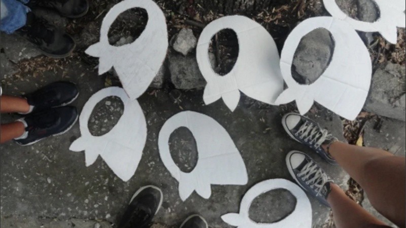 Estudiantes de secundaria en la previa al 24 de marzo recreando el símbolo de Madres de Plaza de Mayo: el pañuelo blanco.