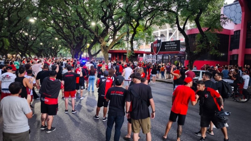 La marcha de hinchas de Newell's este miércoles al atardecer.