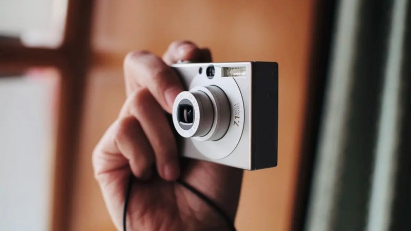 Las cámaras digitales retro dejaron de ser un objeto olvidado en un cajón para convertirse en un nuevo símbolo cool.