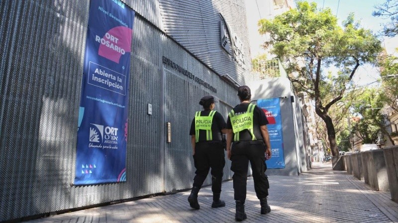 Personal policial frente al colegio ORT