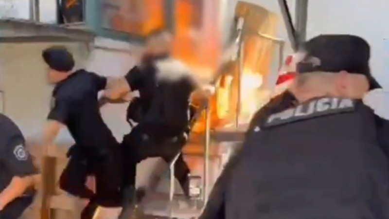 El momento en que el hombre se prende fuego en la garita de vigilancia