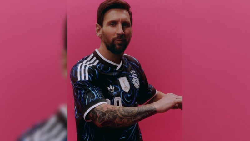 “El mejor jugador del mundo con la nueva camiseta, la más linda de todas”, se anunció en esa ocasión junto con una imagen de Lionel Messi.