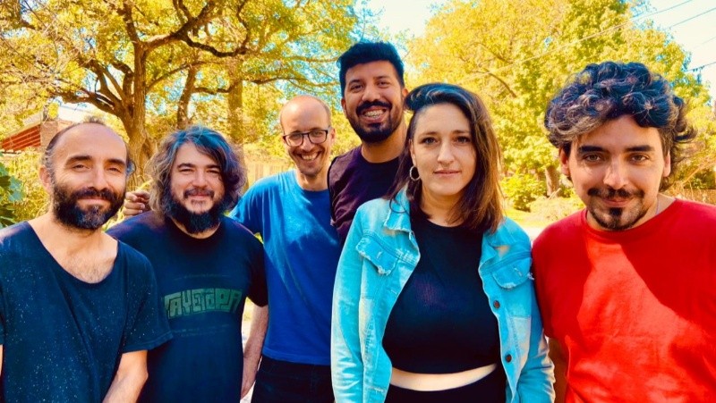  Noe García (voz), Luciano Jazmín (voz, guitarra y violín), Emiliano Zamora (flauta y quena), Alejandro Bluhn (piano y acordeón), Mauricio Palavecino (percusión y batería) y Mariano Sayago (bajo eléctrico y contrabajo).&nbsp;