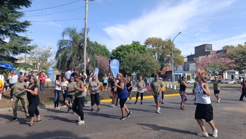 El diseño de cada plaza se define en encuentros con vecinos y vecinas, quienes proponen el mobiliario y las actividades según las necesidades del barrio.&nbsp;