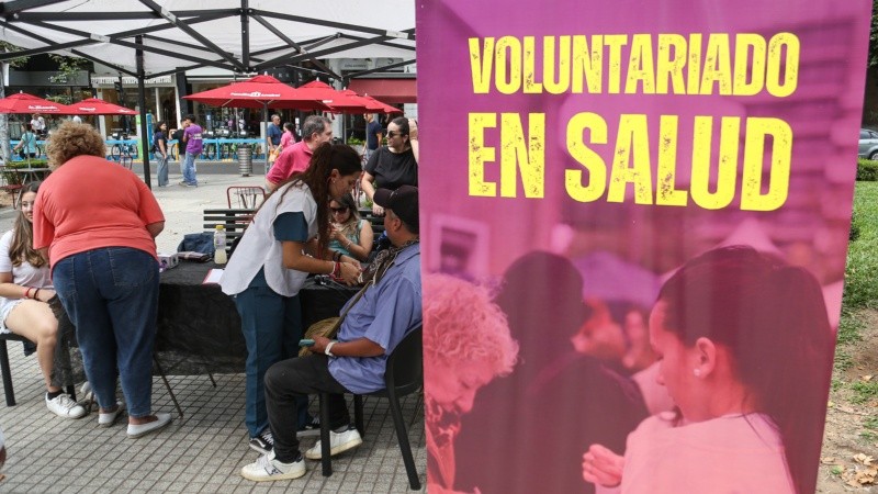 &nbsp;Hubo chequeos de salud en plaza Pringles. (Foto: Alan Monzón/Rosario3)