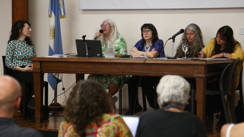 &nbsp;Parte I: la coordinadora Cinto y los expositores Solis, Lenton, Da Silva Catela y Carnovale (Alan Monzón/Rosario3). 