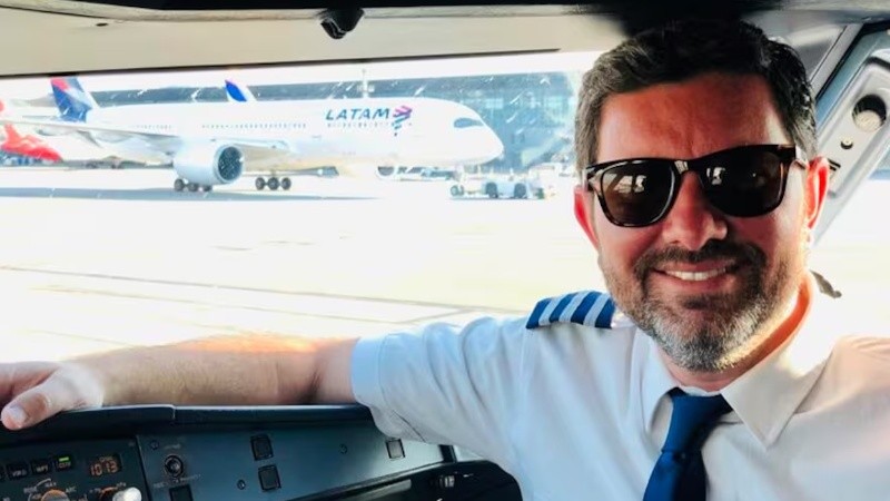 Adorni viajó en un avión privado, dijo que lo pagó él pero el regreso lo facturó el piloto Agustín Issin.