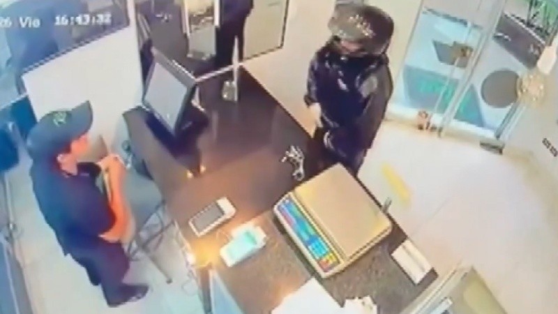 El delincuente ingresó con casco y amenazó a una empleada con un arma de fuego.