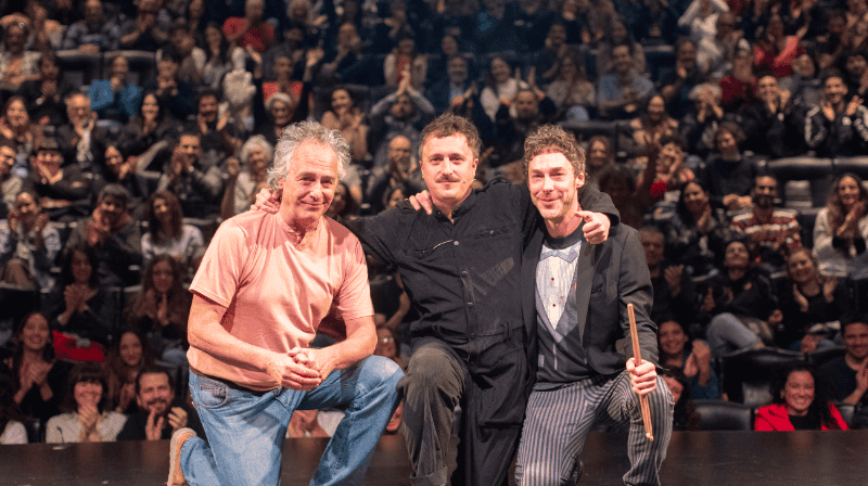 Este biodrama narra la conmovedora y compleja experiencia de crecer en un clan circense, donde el humor no era una elección sino una imposición cotidiana.