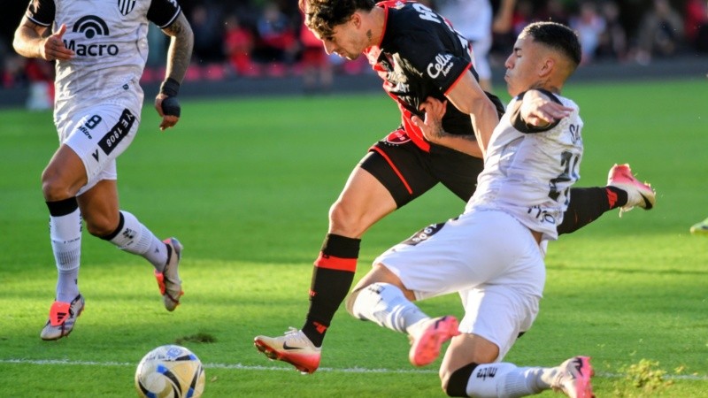 Mazzanti no pudo festejar porque le anularon el 1-0 en el Coloso.
