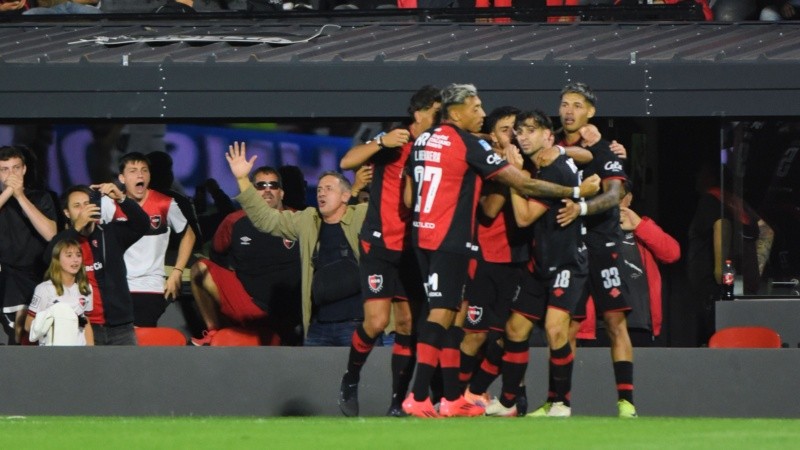 Abrazo y desahogo leproso en el Coloso tras el primer triunfo de la temporada.