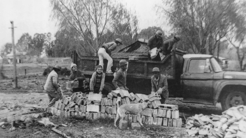 Desmantelamiento de vivienda precarias (Diario La Capital,1977) [IMA_Las Flores 3] Foto del libro Salamanca Villamizar, C. y Colombo, P. (2019). La violencia en el espacio. Políticas urbanas y territoriales durante la dictadura cívico-militar en Argentina (1976-1983). Libro-catálogo de la Exposición. UNR Editora- EHESS(IRIS)- Université Laval.&nbsp;