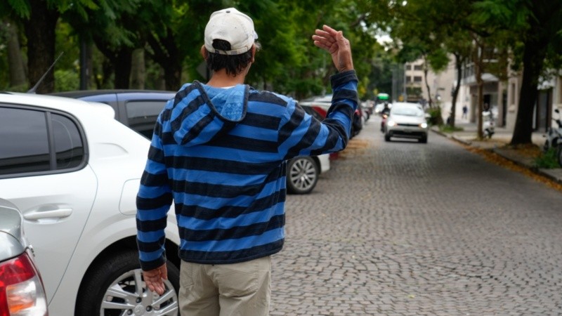 Se dio media sanción a una norma que prohíbe la actividad de cuidacoches en Santa Fe.