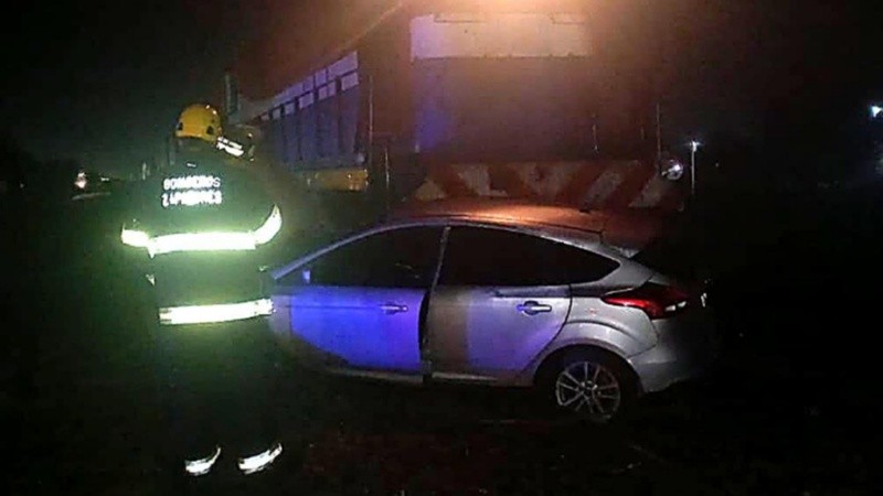 El auto chocó en la zona sur de San Lorenzo con una formación ferroviaria de la empresa Nuevo Central Argentino.
