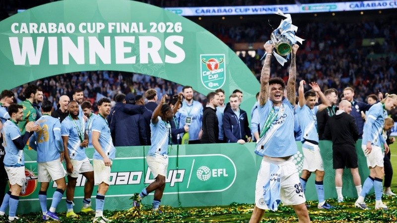 Nico O’Reilly, héroe de la tarde en Wembley, levanta la Carabao Cup. (EFE)