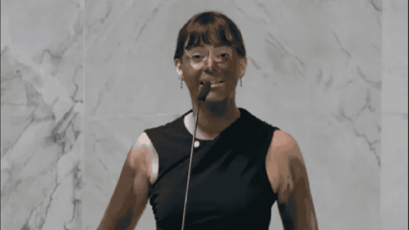 La diputada liberal hizo una demostración para descalificar la elección de una referente transgénero.