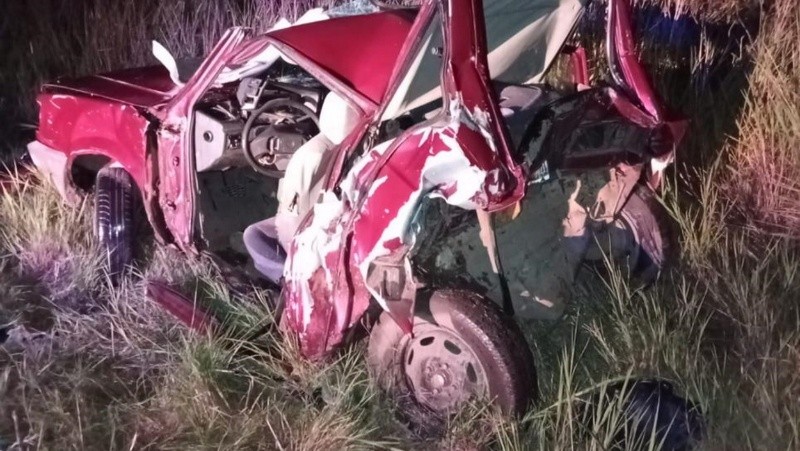 El auto Volkswagen modelo Gol que chocó con una camionet.&nbsp;Volkswagen Amarok, en el kilómetro 2 de la ruta 34.&nbsp;