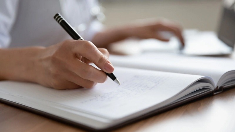 Escribir a mano está asociado con el fortalecimiento del aprendizaje y la memoria.