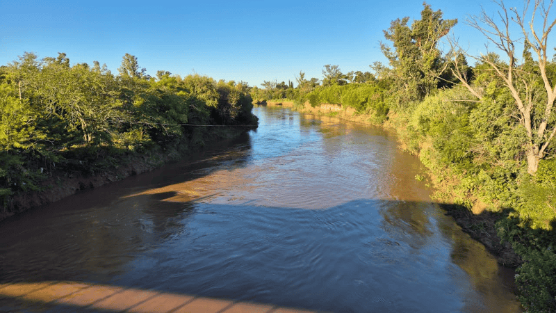 El sector del río donde fue a parar un camión completo.
