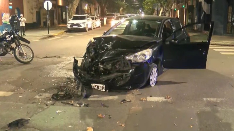El auto terminó con la parte delantera abollada tras el choque.