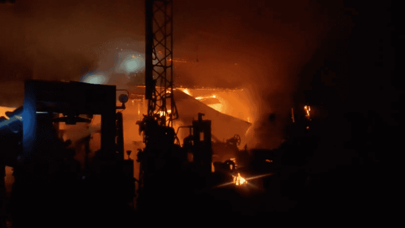 Bomberos trabajando en el incendio.