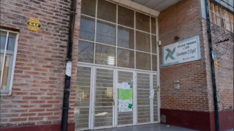 La Escuela de Educación Secundaria Orientada Nº 338 Constancio C. Vigil, ubicada en Alem 3098.