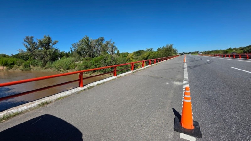 La baranda de proteción del puente ya fue reparada.