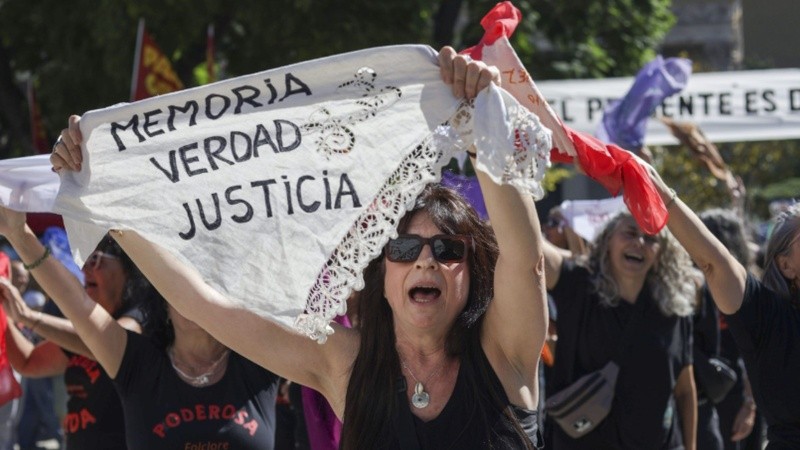 Los manifestantes llegan a Plaza de Mayo, en reclamo de Memoria, Verdad y Justicia.