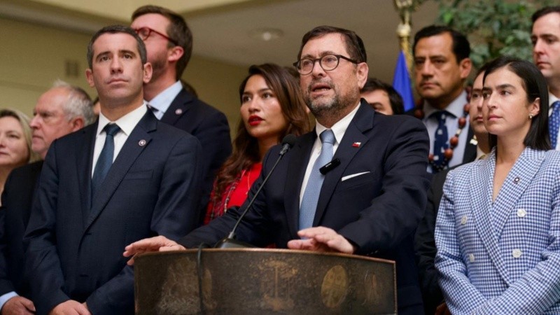 El ministro de Relaciones Exteriores de Chile, Francisco Pérez Mackenna, anunció que retira el apoyo a Bachelet.