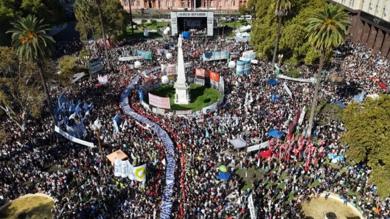 Una multitud participó en Buenos Aires de la Marcha por la Memoria.