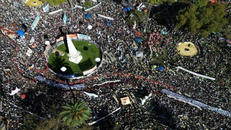 Miles de manifestantes se concentraron en Plaza de Mayo.
