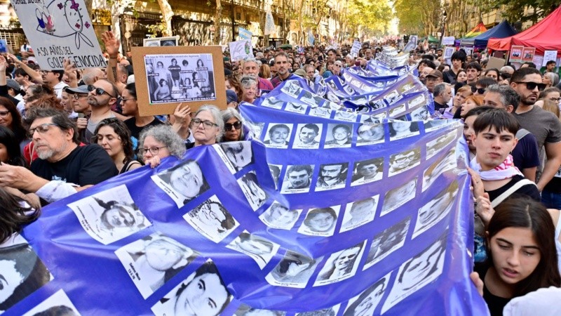 Largas columnas de gente con banderas y carteles marcharon en Buenos Aires el pasado 24 de marzo, a 50 años del golpe militar.