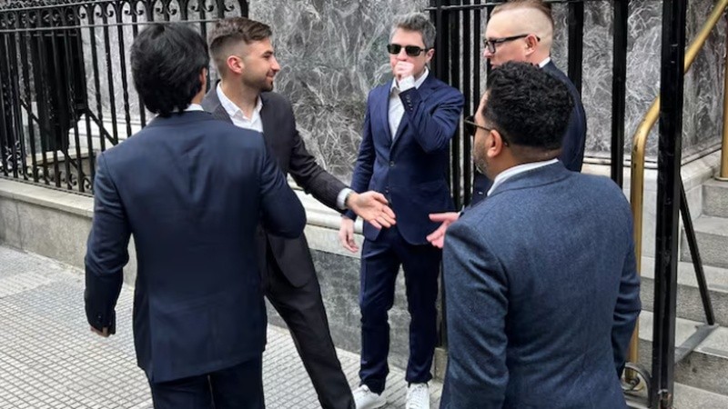 Novelli conversa con Lipinski a la salida de un encuentro en el Banco Central.