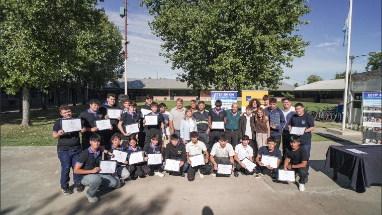 Gerdau y la UNR entregan certificaciones universitarias en Pérez.