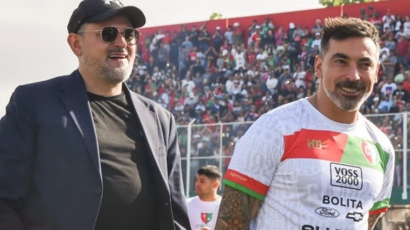 Diego Lavezzi (de gorra y lentes) junto a su hermano Ezequiel en la cancha de Coronel Aguirre.