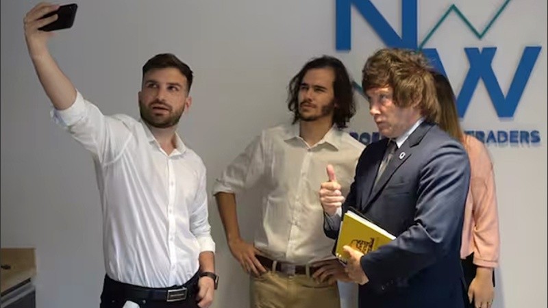 Mauricio Novelli en una selfie con Javier Milei.