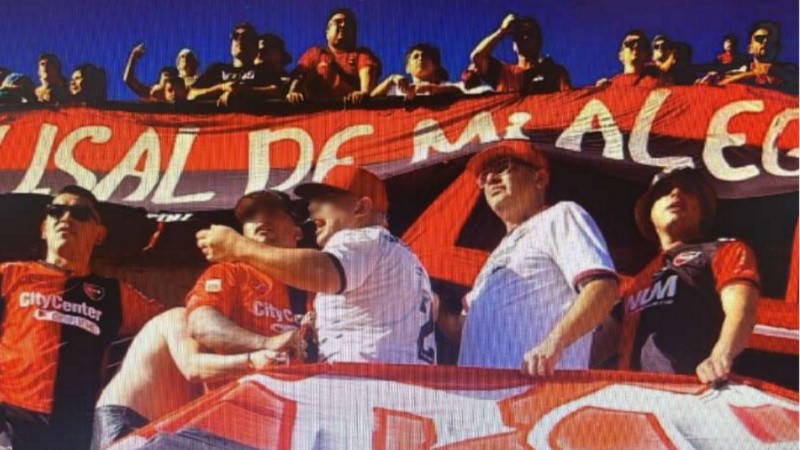 Gallardo, de gorra roja y lentes, en el paravalaanchas.