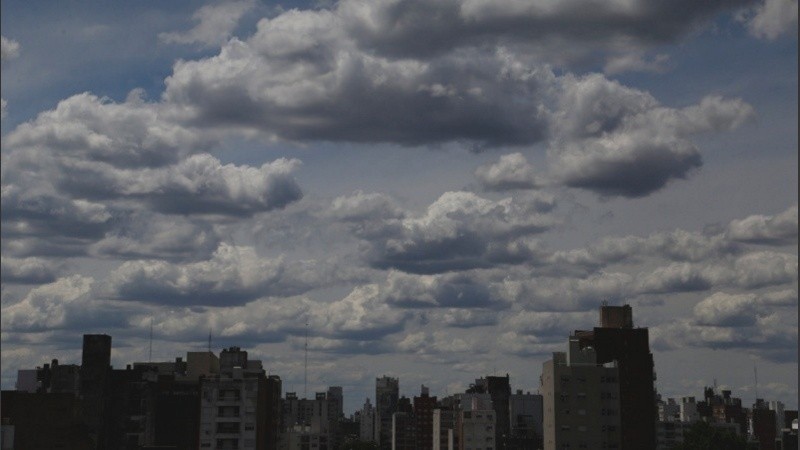 Una nubes tras otra en el cielo de viernes.