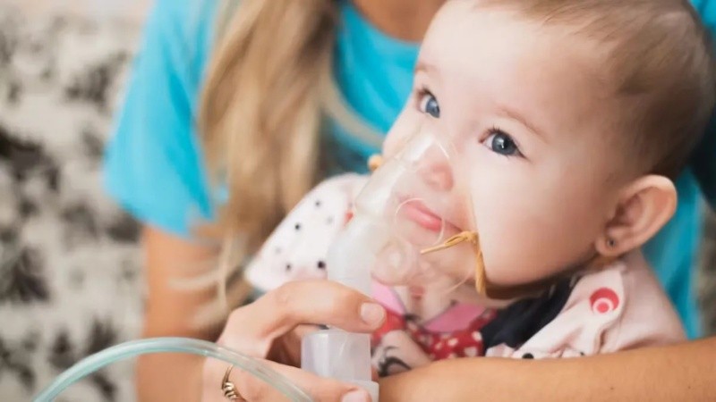 Debe sumarse la administración de la protección con anticuerpos a todos los bebés que nacen entre abril y septiembre en los que la madre no haya recibido la vacuna.