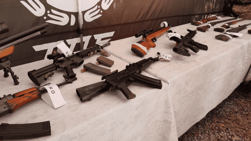Parte de las armas encontradas enterradas en Roldán.