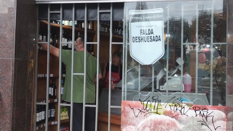 El ladrón sacó toda la mercadería reja de por medio.