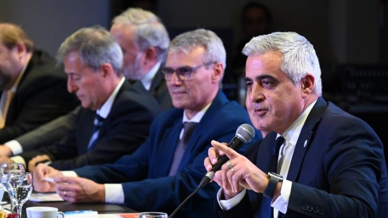 El Rector de la UNR afirmó que hay que defender el Sistema Pública Universitario Nacional en uno de los momentos más difíciles de su historia.