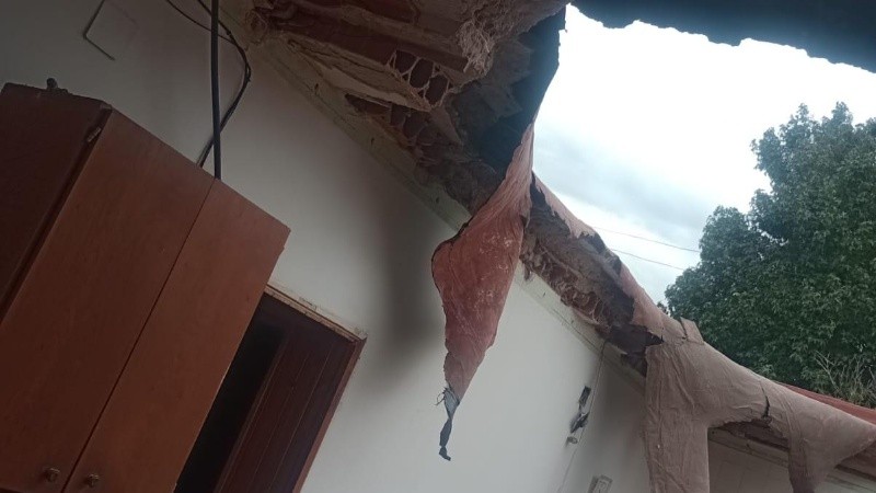 Parte del techo se precipitó sobre el sector del comedor.
