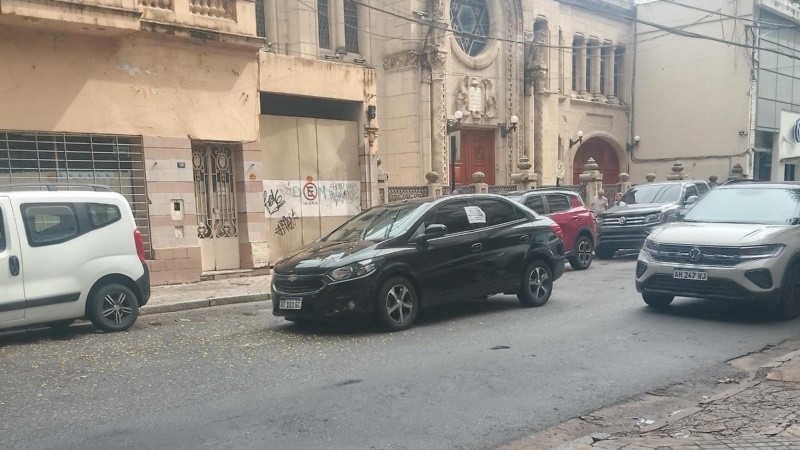 &nbsp;El auto con la faja de secuestro en medio de la calle.
