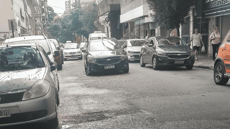 El vehículo abandonado y sin señalización.