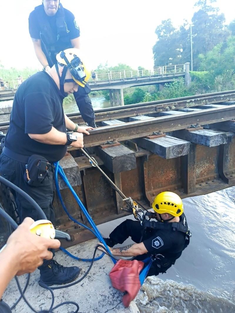 &nbsp;Los bomberos rescataron al hombre que cayó al arroyo usando sogas y un pañal.