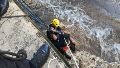 Rescataron a una persona que cayó en el arroyo Ludueña y logró sujetarse de una soga que le arrojaron vecinos.